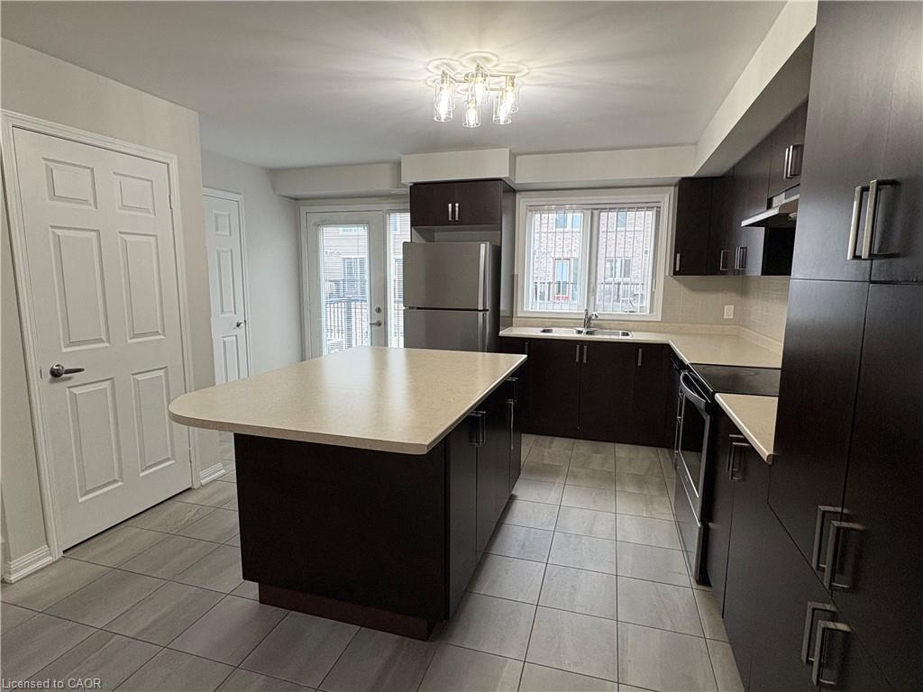 157-1 Beckenrose Court, Brampton, ON - Indoor Photo Showing Kitchen