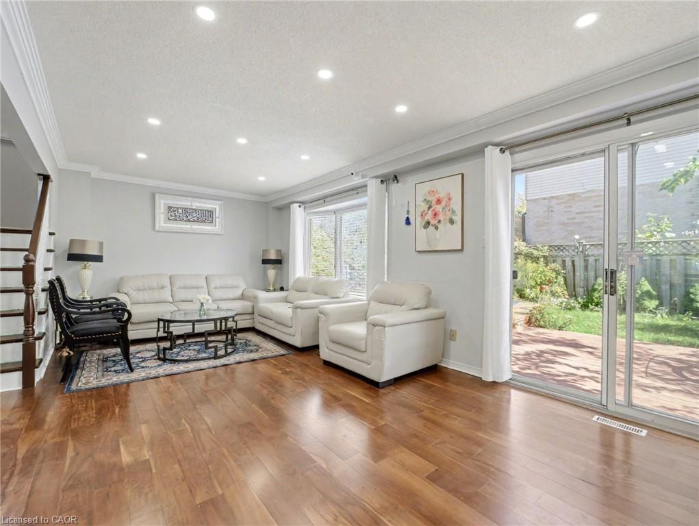 635 Rexford Drive, Hamilton, ON - Indoor Photo Showing Living Room