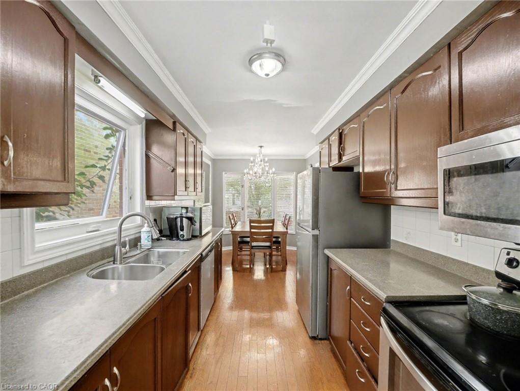 635 Rexford Drive, Hamilton, ON - Indoor Photo Showing Kitchen With Double Sink