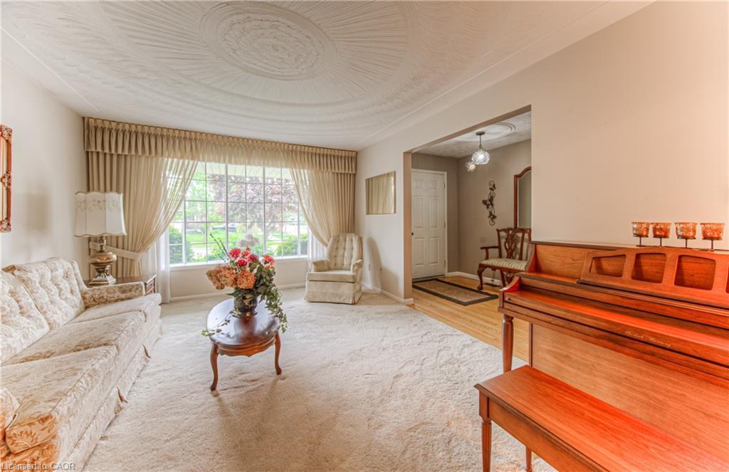 65 Trailview Drive, Kitchener, ON - Indoor Photo Showing Living Room