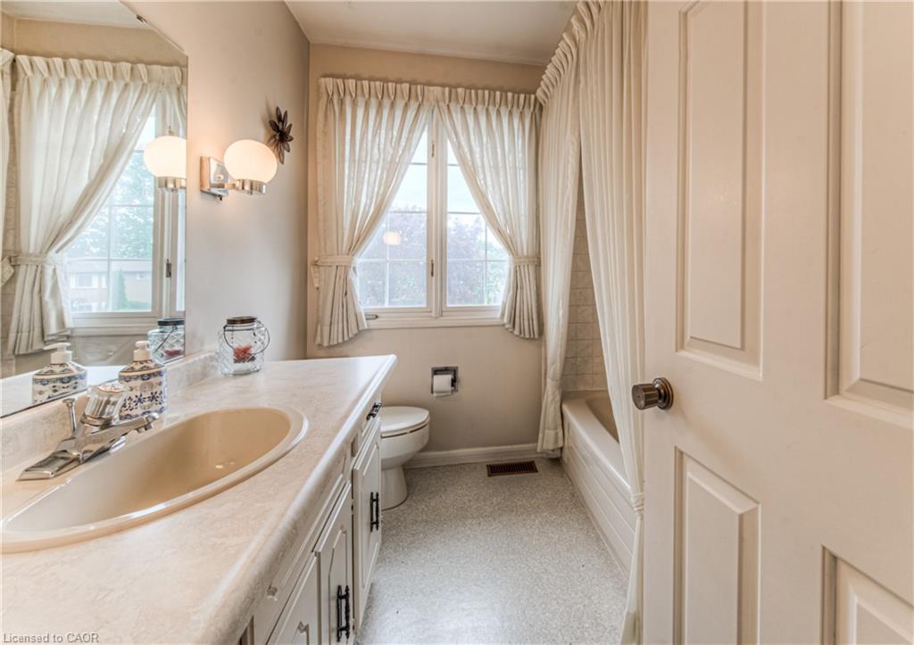 65 Trailview Drive, Kitchener, ON - Indoor Photo Showing Bathroom