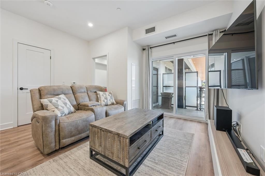 609-251 Northfield Drive E, Waterloo, ON - Indoor Photo Showing Living Room