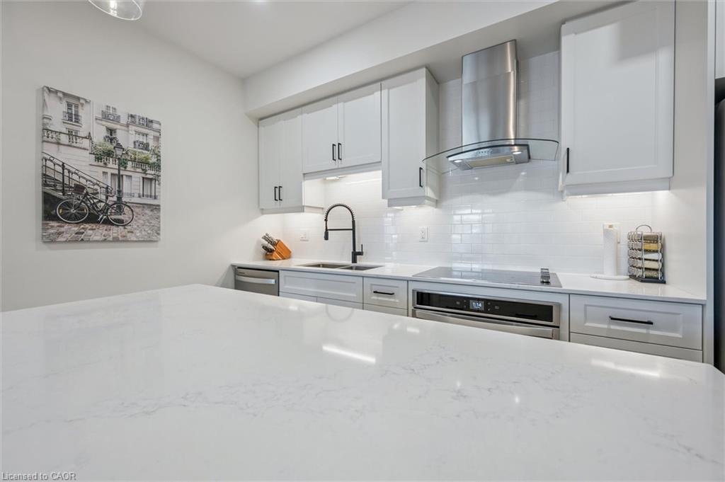609-251 Northfield Drive E, Waterloo, ON - Indoor Photo Showing Kitchen With Upgraded Kitchen