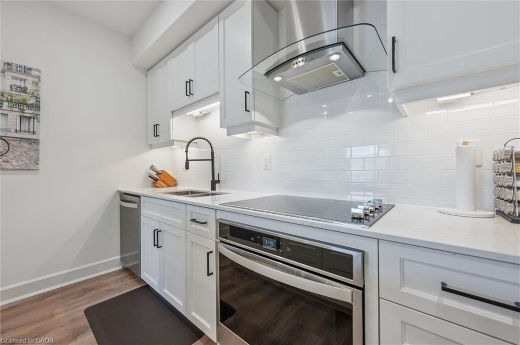 609-251 Northfield Drive E, Waterloo, ON - Indoor Photo Showing Kitchen With Upgraded Kitchen