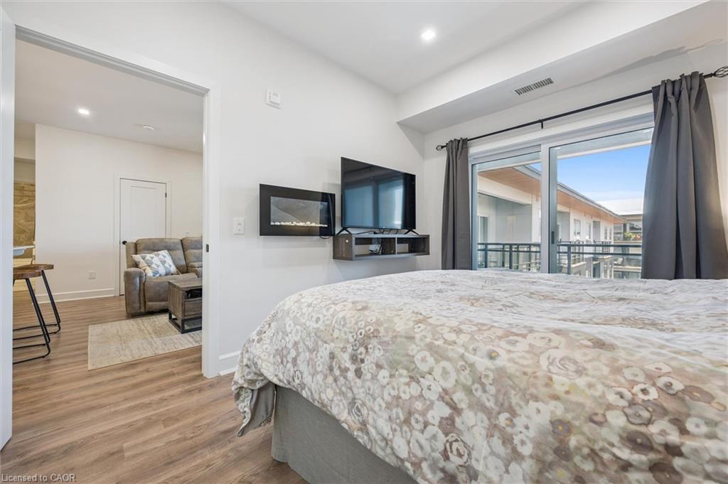 609-251 Northfield Drive E, Waterloo, ON - Indoor Photo Showing Bedroom
