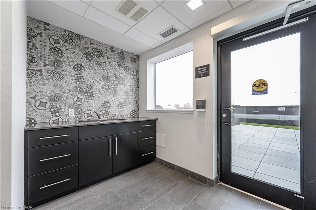 609-251 Northfield Drive E, Waterloo, ON - Indoor Photo Showing Other Room