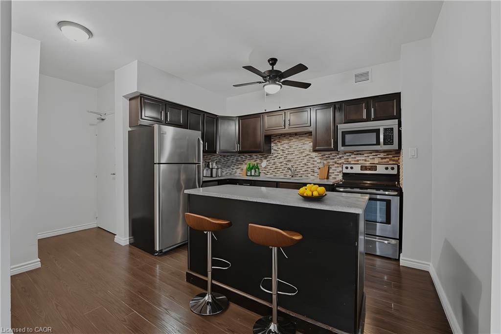 101-975 Warwick Court, Burlington, ON - Indoor Photo Showing Kitchen With Upgraded Kitchen