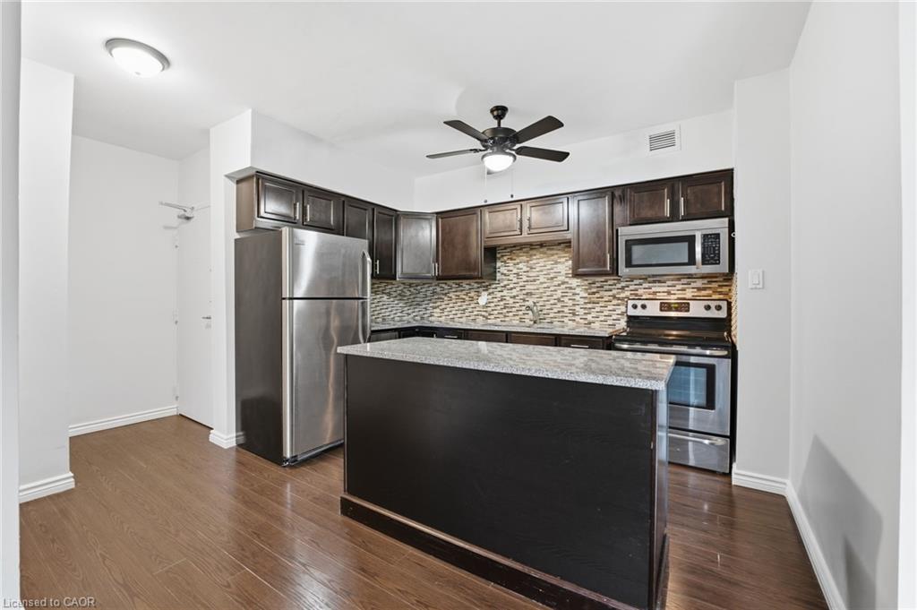 101-975 Warwick Court, Burlington, ON - Indoor Photo Showing Kitchen With Upgraded Kitchen