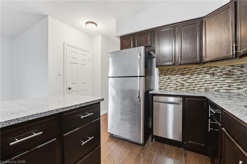 101-975 Warwick Court, Burlington, ON - Indoor Photo Showing Kitchen