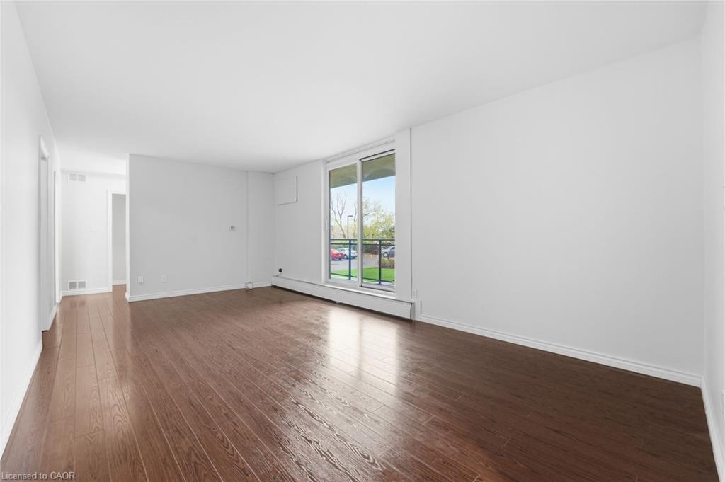 101-975 Warwick Court, Burlington, ON - Indoor Photo Showing Other Room