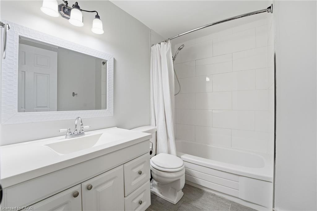 101-975 Warwick Court, Burlington, ON - Indoor Photo Showing Bathroom