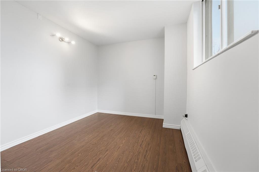 101-975 Warwick Court, Burlington, ON - Indoor Photo Showing Other Room