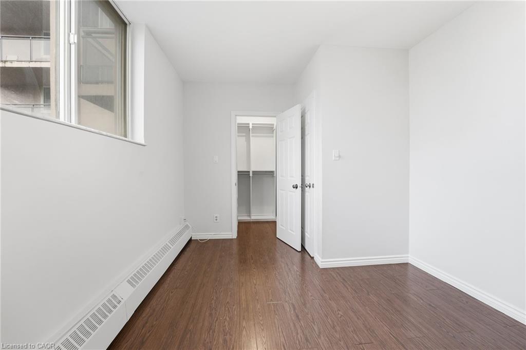 101-975 Warwick Court, Burlington, ON - Indoor Photo Showing Other Room