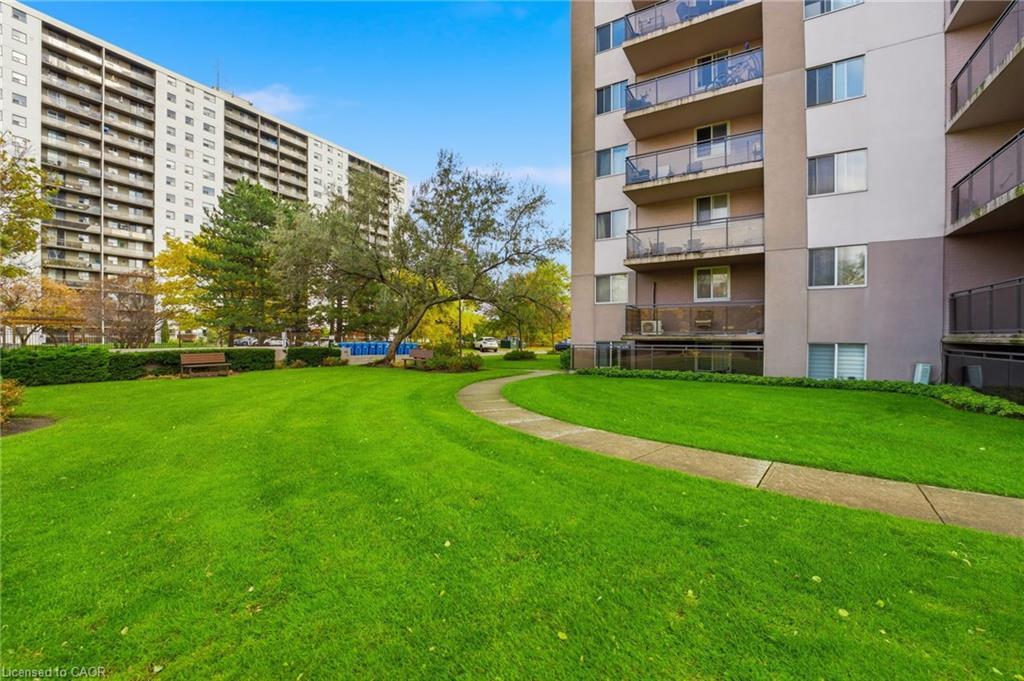 101-975 Warwick Court, Burlington, ON - Outdoor
