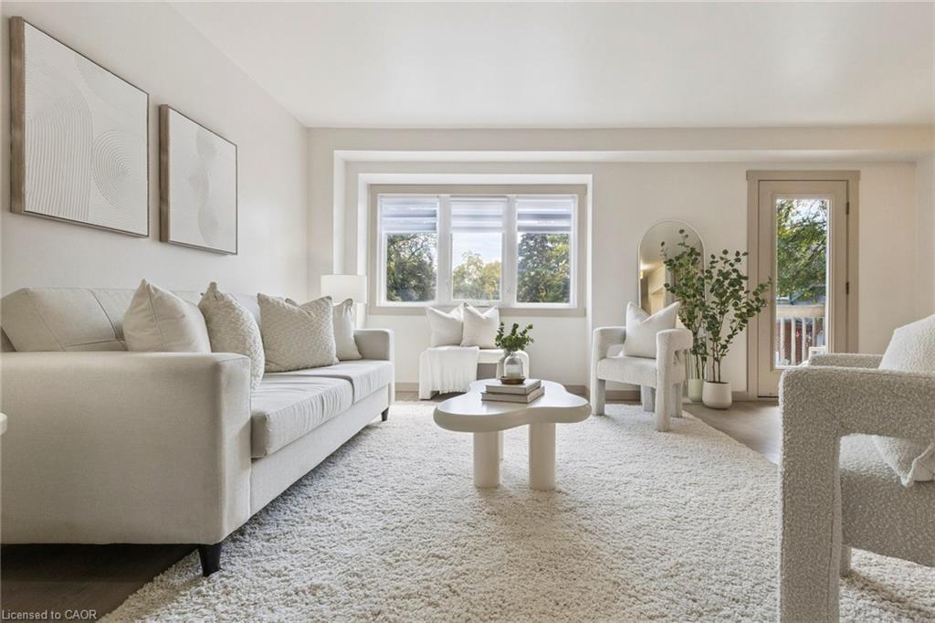 27-89 Woolwich Street, Waterloo, ON - Indoor Photo Showing Living Room