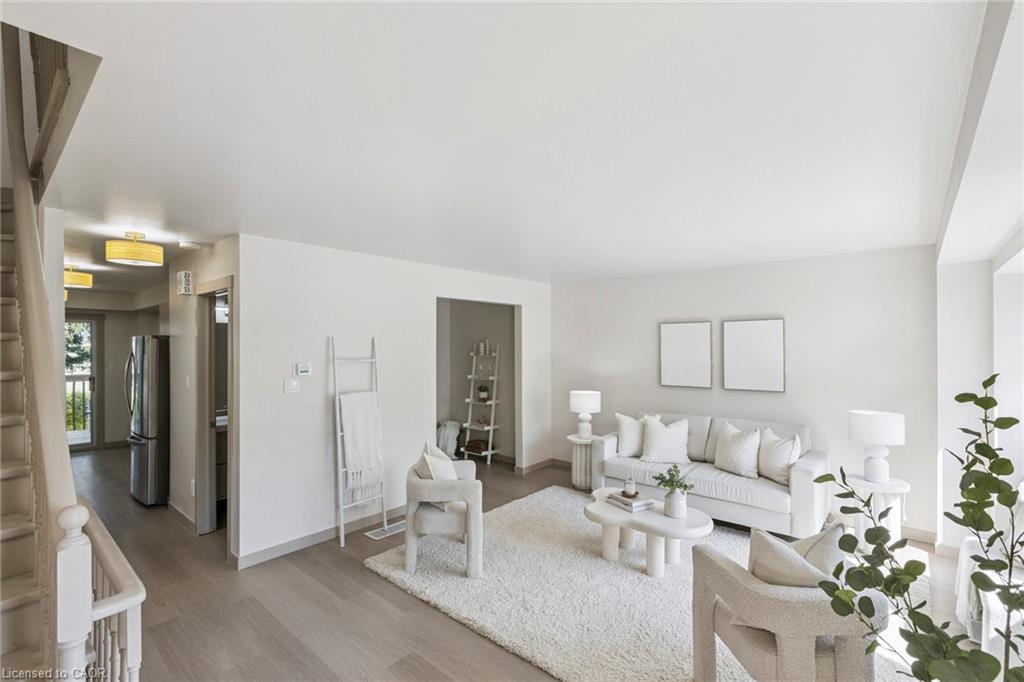 27-89 Woolwich Street, Waterloo, ON - Indoor Photo Showing Living Room