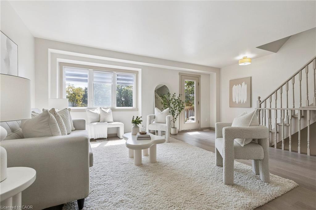 27-89 Woolwich Street, Waterloo, ON - Indoor Photo Showing Living Room