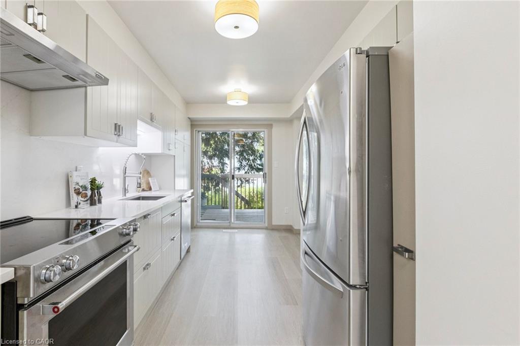 27-89 Woolwich Street, Waterloo, ON - Indoor Photo Showing Kitchen With Upgraded Kitchen