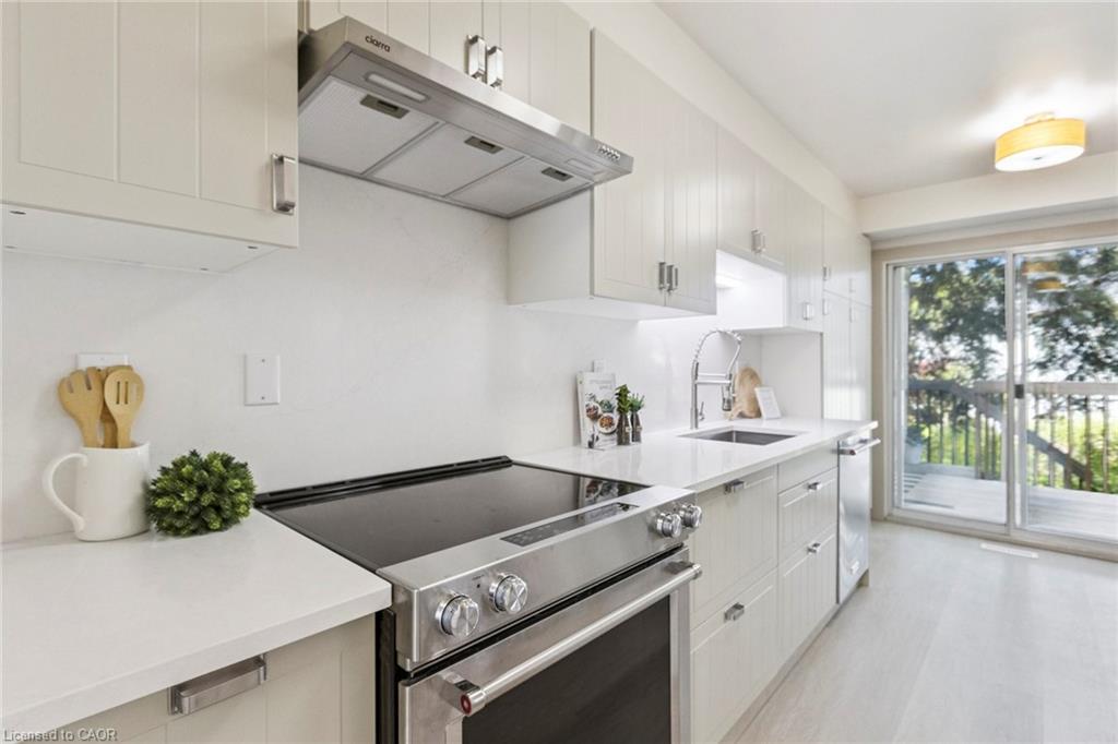 27-89 Woolwich Street, Waterloo, ON - Indoor Photo Showing Kitchen With Upgraded Kitchen