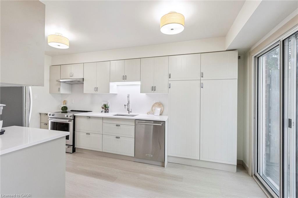 27-89 Woolwich Street, Waterloo, ON - Indoor Photo Showing Kitchen With Upgraded Kitchen