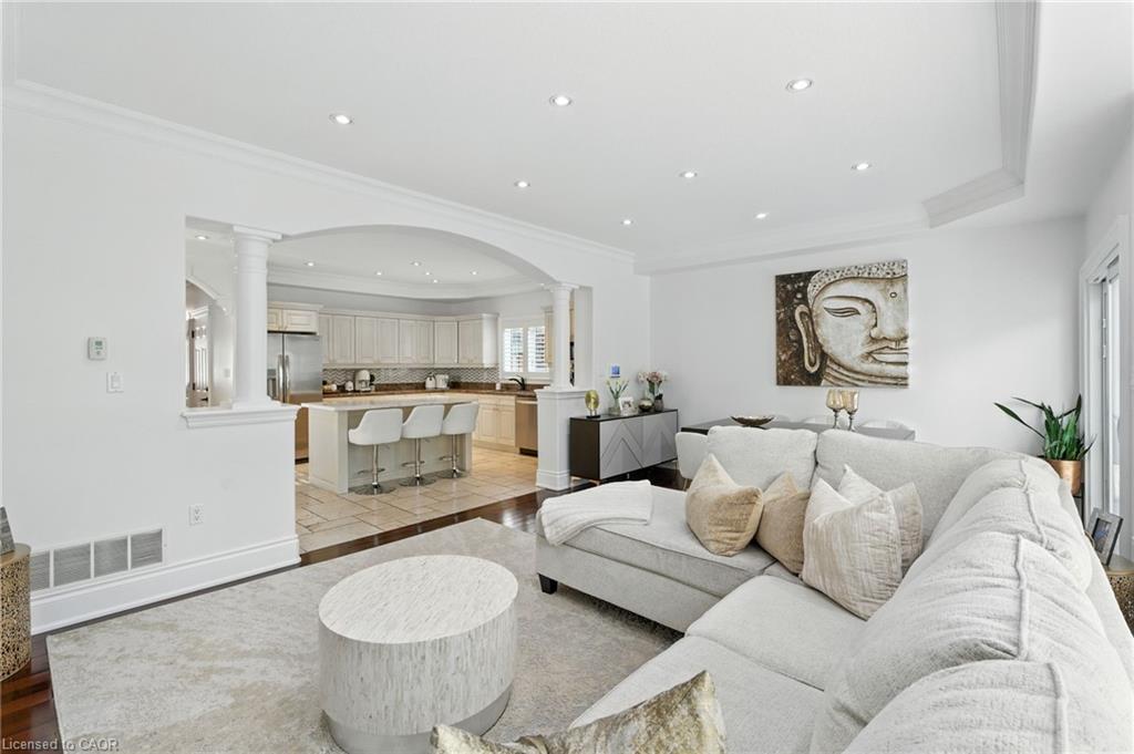 199 Hunter Street W, Hamilton, ON - Indoor Photo Showing Living Room