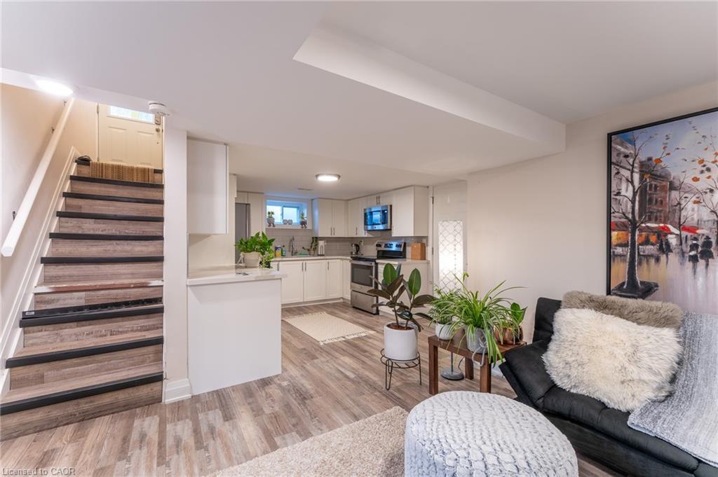 Lower-77 West 4Th Street, Hamilton, ON - Indoor Photo Showing Living Room