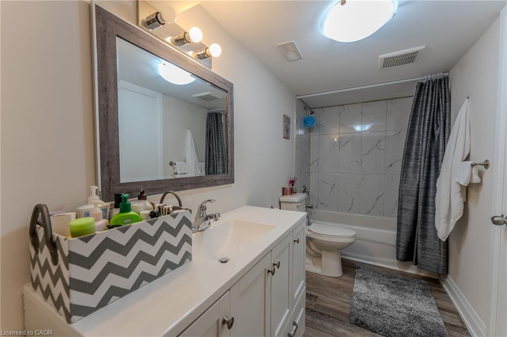 Lower-77 West 4Th Street, Hamilton, ON - Indoor Photo Showing Bathroom