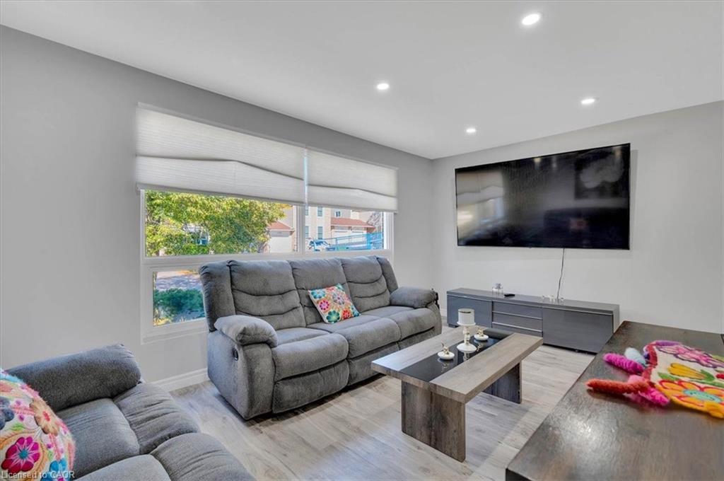 168 Silver Aspen Crescent, Kitchener, ON - Indoor Photo Showing Living Room