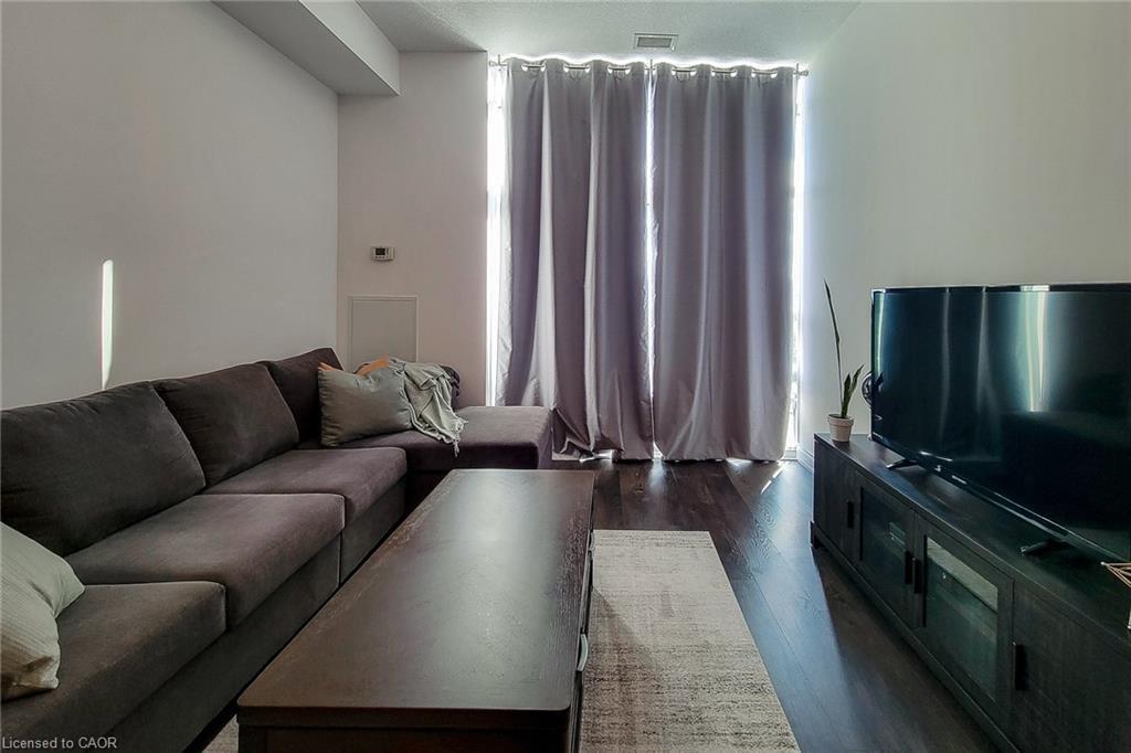 638-125 Shoreview Place, Stoney Creek, ON - Indoor Photo Showing Living Room
