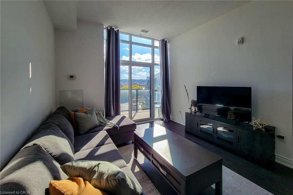 638-125 Shoreview Place, Stoney Creek, ON - Indoor Photo Showing Living Room