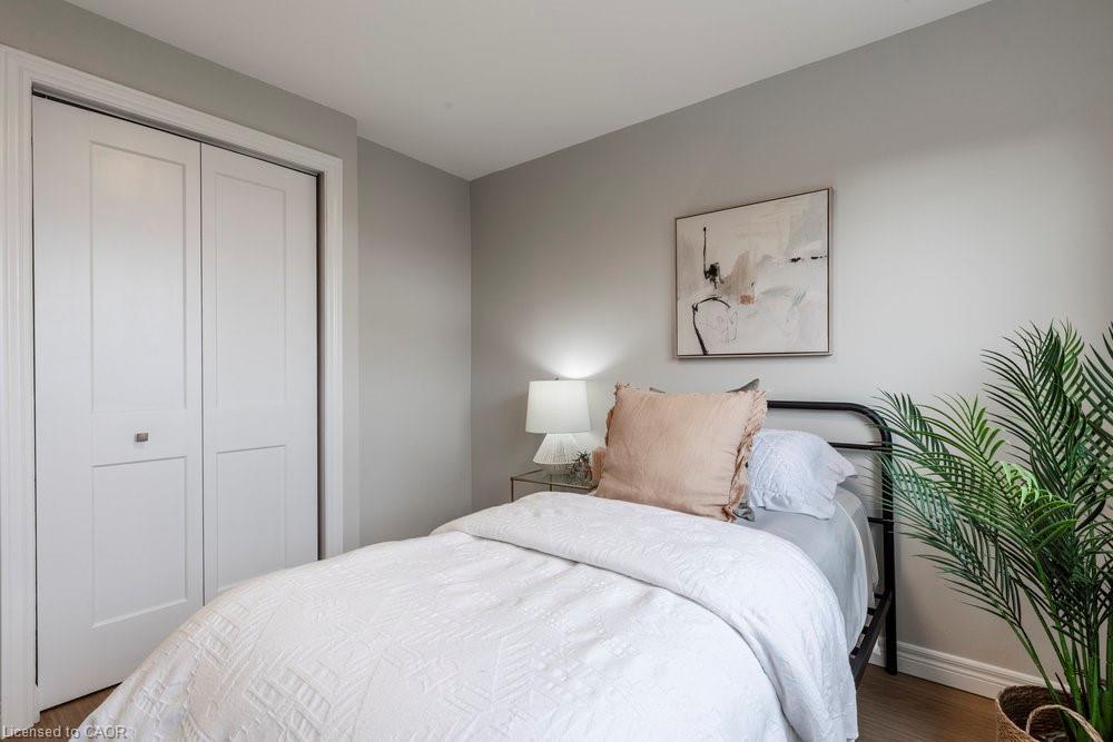 43-2050 Upper Middle Road, Burlington, ON - Indoor Photo Showing Bedroom