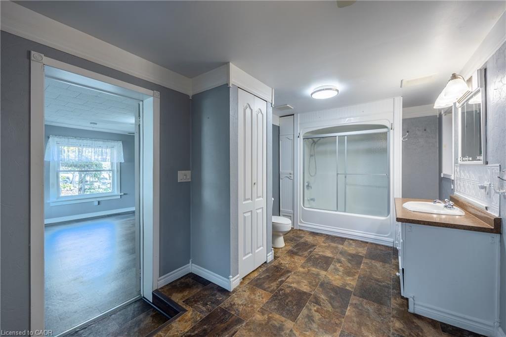 224 King Hiram Street, Ingersoll, ON - Indoor Photo Showing Bathroom