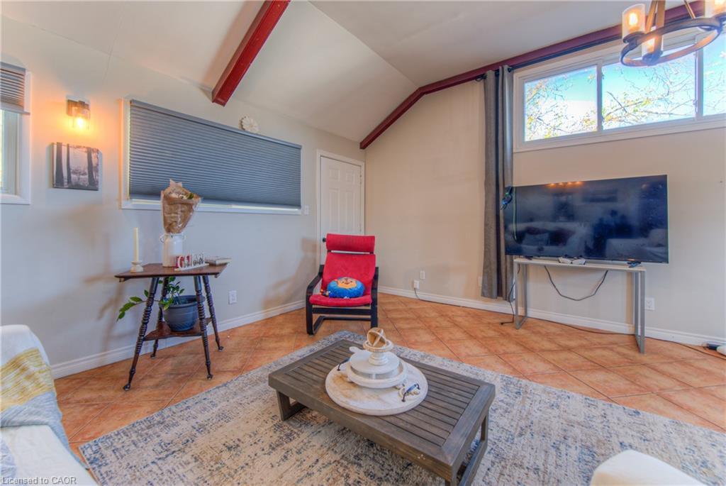 495 Melvin Avenue, Hamilton, ON - Indoor Photo Showing Living Room