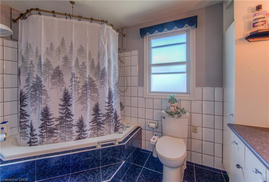 495 Melvin Avenue, Hamilton, ON - Indoor Photo Showing Bathroom