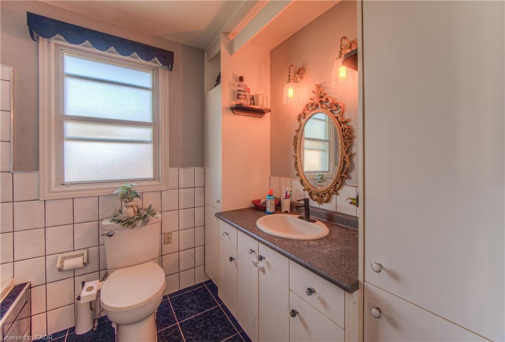 495 Melvin Avenue, Hamilton, ON - Indoor Photo Showing Bathroom