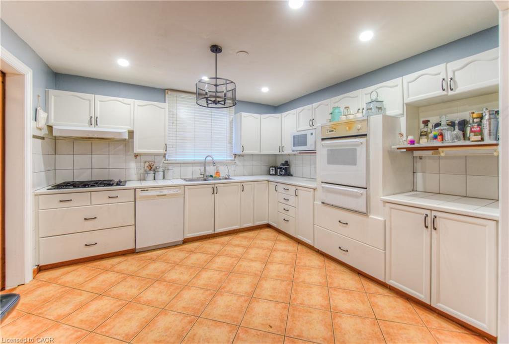 495 Melvin Avenue, Hamilton, ON - Indoor Photo Showing Kitchen With Double Sink