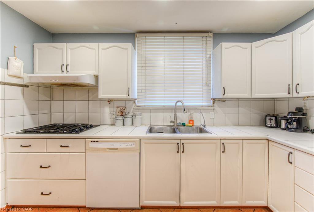 495 Melvin Avenue, Hamilton, ON - Indoor Photo Showing Kitchen With Double Sink