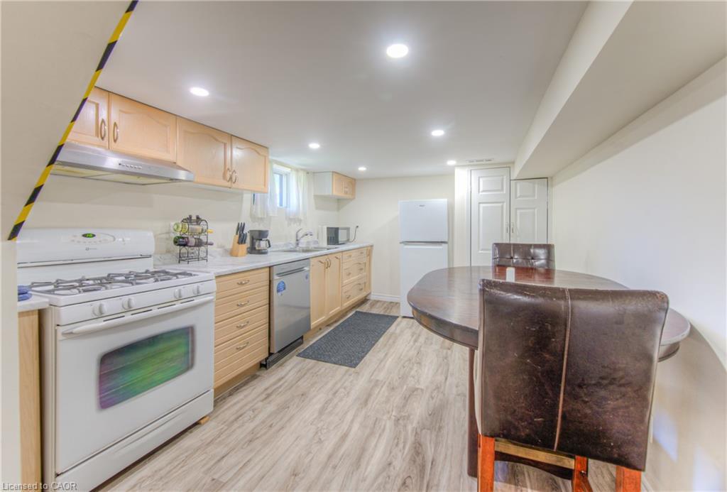 495 Melvin Avenue, Hamilton, ON - Indoor Photo Showing Kitchen