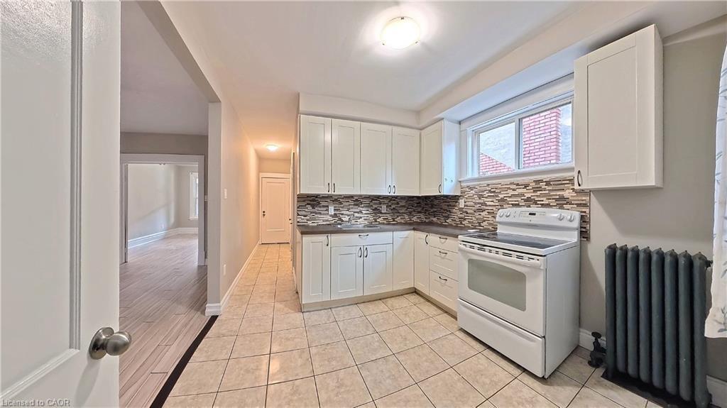 25 Spadina Avenue, Hamilton, ON - Indoor Photo Showing Kitchen