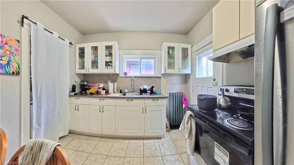 25 Spadina Avenue, Hamilton, ON - Indoor Photo Showing Kitchen