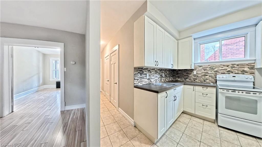 25 Spadina Avenue, Hamilton, ON - Indoor Photo Showing Kitchen