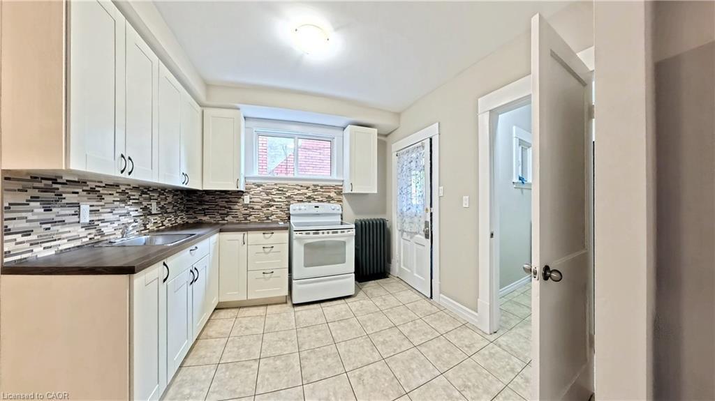 25 Spadina Avenue, Hamilton, ON - Indoor Photo Showing Kitchen