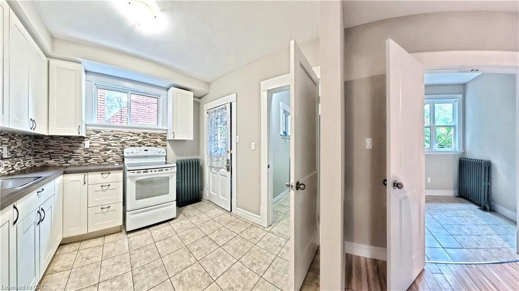 25 Spadina Avenue, Hamilton, ON - Indoor Photo Showing Kitchen