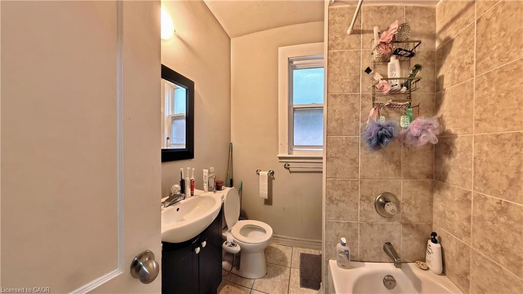 25 Spadina Avenue, Hamilton, ON - Indoor Photo Showing Bathroom