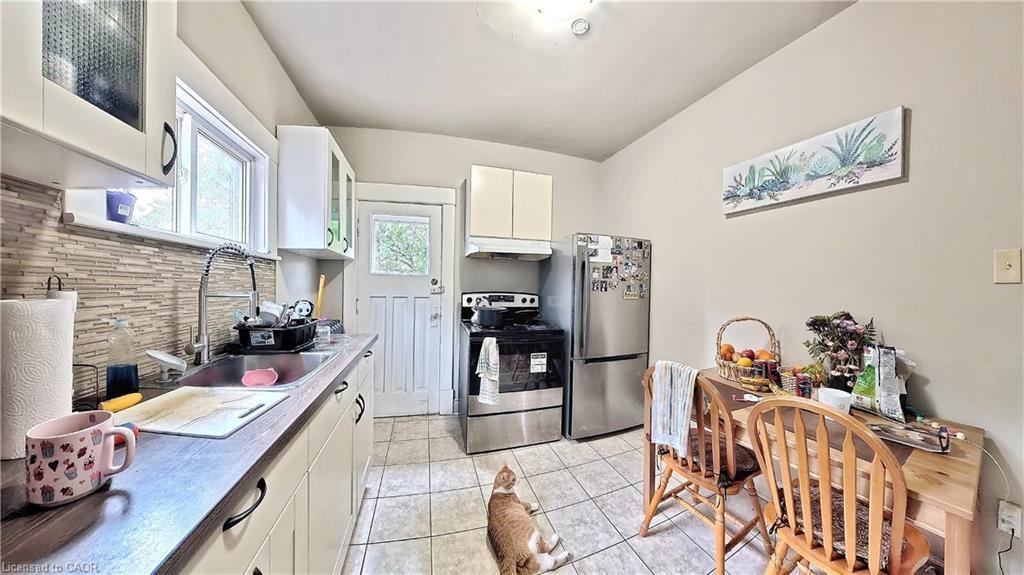 25 Spadina Avenue, Hamilton, ON - Indoor Photo Showing Kitchen