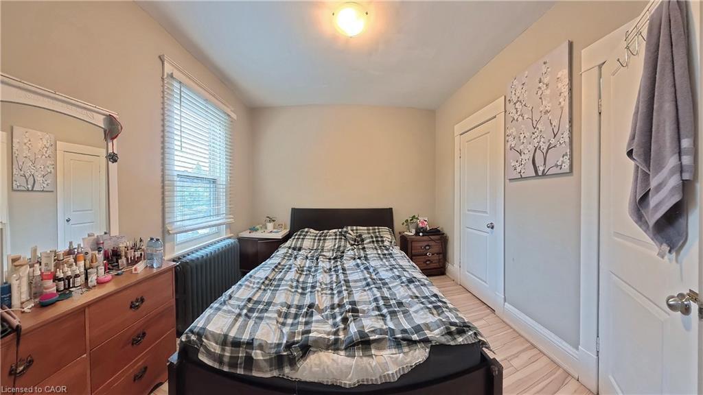 25 Spadina Avenue, Hamilton, ON - Indoor Photo Showing Bedroom