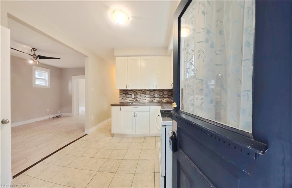 25 Spadina Avenue, Hamilton, ON - Indoor Photo Showing Kitchen