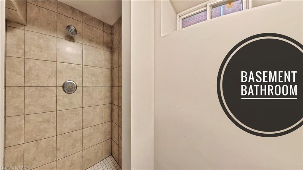 25 Spadina Avenue, Hamilton, ON - Indoor Photo Showing Bathroom