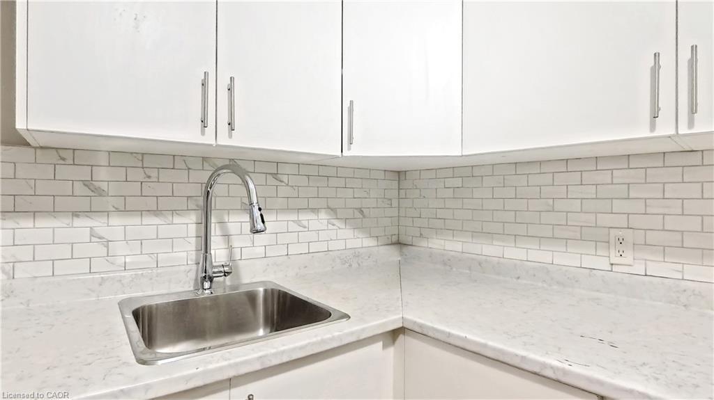 25 Spadina Avenue, Hamilton, ON - Indoor Photo Showing Kitchen