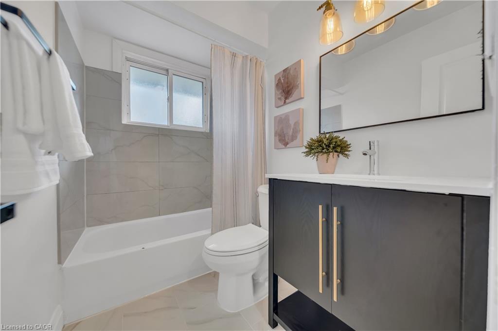 1717 Severn Avenue, Cambridge, ON - Indoor Photo Showing Bathroom
